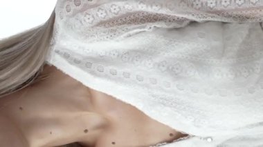 Bu stok dikey video seksi iç çamaşırlı genç bir kadını gösteriyor.