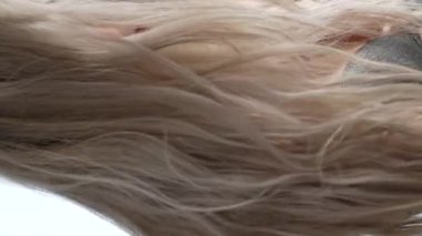 Bu stok dikey video seksi iç çamaşırlı genç bir kadını gösteriyor.