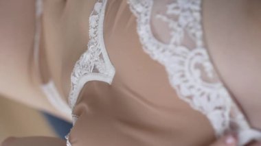 Bu borsa videosu erotik seksi iç çamaşırlı bir kızı gösteriyor.