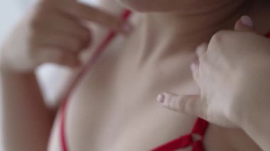Bu borsa videosu erotik seksi iç çamaşırlı bir kızı gösteriyor.