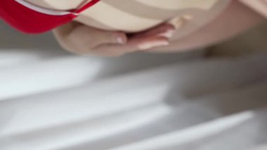 Bu borsa videosu erotik seksi iç çamaşırlı bir kızı gösteriyor.