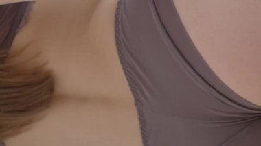 Bu borsa videosu erotik seksi iç çamaşırlı bir kızı gösteriyor.
