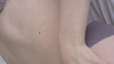 Bu borsa videosu erotik seksi iç çamaşırlı bir kızı gösteriyor.