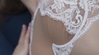 Bu borsa videosu erotik seksi iç çamaşırlı bir kızı gösteriyor.