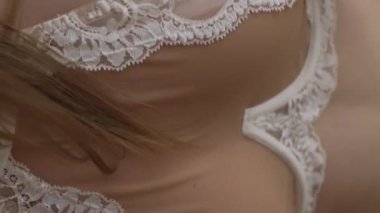 Bu borsa videosu erotik seksi iç çamaşırlı bir kızı gösteriyor.