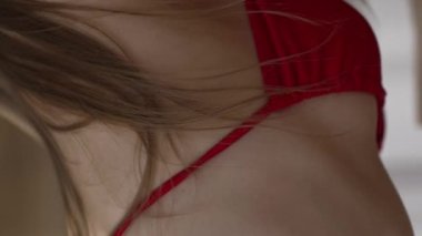 Bu borsa videosu erotik seksi iç çamaşırlı bir kızı gösteriyor.