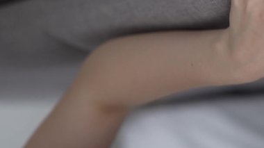 Bu borsa videosu erotik seksi iç çamaşırlı bir kızı gösteriyor.