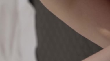 Bu borsa videosu erotik seksi iç çamaşırlı bir kızı gösteriyor.