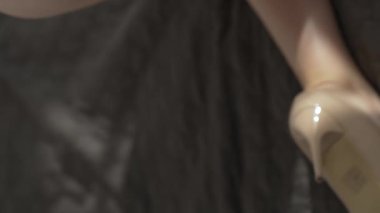 Bu borsa videosu erotik seksi iç çamaşırlı bir kızı gösteriyor.