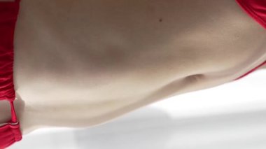 Bu borsa videosu erotik seksi iç çamaşırlı bir kızı gösteriyor.