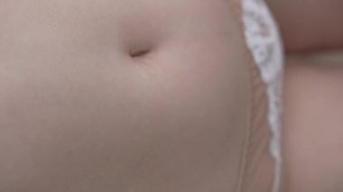 Bu borsa videosu erotik seksi iç çamaşırlı bir kızı gösteriyor.