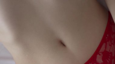 Bu borsa videosu erotik seksi iç çamaşırlı bir kızı gösteriyor.