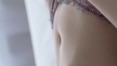 Bu borsa videosu erotik seksi iç çamaşırlı bir kızı gösteriyor.