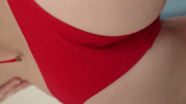 Bu borsa videosu erotik seksi iç çamaşırlı bir kızı gösteriyor.