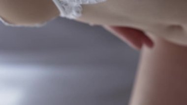 Bu borsa videosu erotik seksi iç çamaşırlı bir kızı gösteriyor.