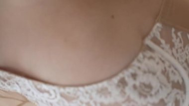 Bu borsa videosu erotik seksi iç çamaşırlı bir kızı gösteriyor.