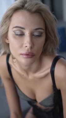 Bu video erotik seksi iç çamaşırlı, ağır çekimde bir kadını gösteriyor.