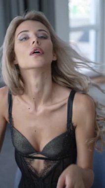 Bu video erotik seksi iç çamaşırlı, ağır çekimde bir kadını gösteriyor.