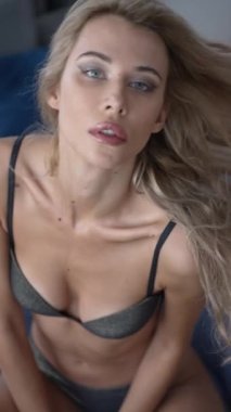 Bu video erotik seksi iç çamaşırlı, ağır çekimde bir kadını gösteriyor.