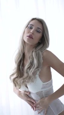 Bu video erotik seksi iç çamaşırlı, ağır çekimde bir kadını gösteriyor.