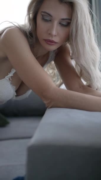 Deze Stock Verticale Video Toont Een Vrouw Erotische Sexy Lingerie — Stockvideo