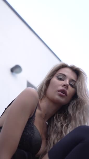 Esta Acción Vídeo Vertical Muestra Una Mujer Lencería Sexy Erótica — Vídeo de stock