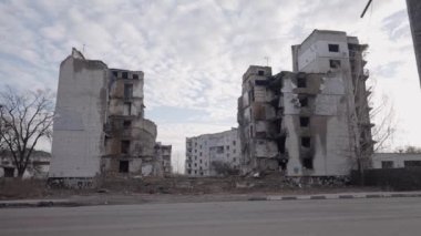 Bu video, Ukrayna, Borodyanka 'da savaştan zarar görmüş bir binayı gösteriyor.