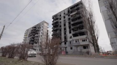 Bu video, Ukrayna, Borodyanka 'da savaştan zarar görmüş bir binayı gösteriyor.