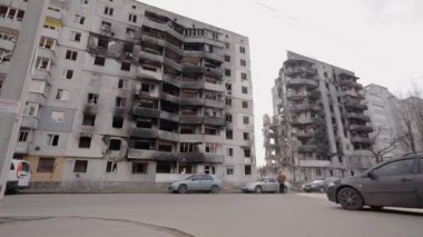 Bu video, Ukrayna, Borodyanka 'da savaştan zarar görmüş bir binayı gösteriyor.