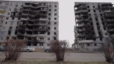 Bu video, Ukrayna, Borodyanka 'da savaştan zarar görmüş bir binayı gösteriyor.