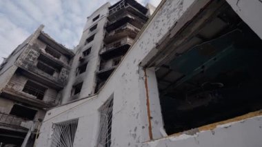 Bu video, Ukrayna, Borodyanka 'da savaştan zarar görmüş bir binayı gösteriyor.