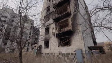 Bu video, Ukrayna, Borodyanka 'da savaştan zarar görmüş bir binayı gösteriyor.