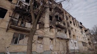 Bu video, Ukrayna, Borodyanka 'da savaştan zarar görmüş bir binayı gösteriyor.