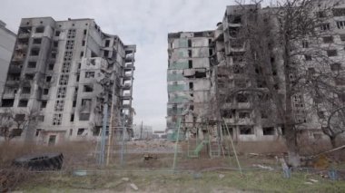 Bu video, Ukrayna, Borodyanka 'da savaştan zarar görmüş bir binayı gösteriyor.