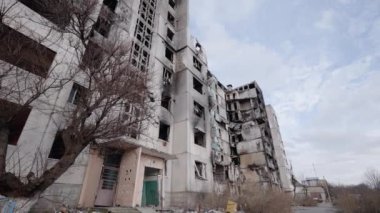 Bu video, Ukrayna, Borodyanka 'da savaştan zarar görmüş bir binayı gösteriyor.