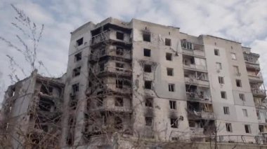 Bu video, Ukrayna, Borodyanka 'da savaştan zarar görmüş bir binayı gösteriyor.