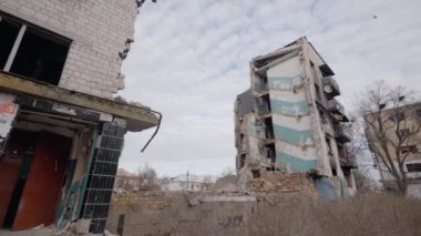 Bu video, Ukrayna, Borodyanka 'da savaştan zarar görmüş bir binayı gösteriyor.