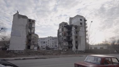 Bu video, Ukrayna, Borodyanka 'da savaştan zarar görmüş bir binayı gösteriyor.
