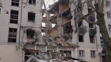 Bu video, Ukrayna, Borodyanka 'da savaştan zarar görmüş bir binayı gösteriyor.