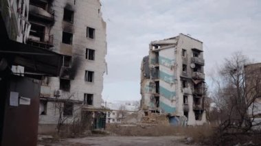 Bu video, Ukrayna, Borodyanka 'da savaştan zarar görmüş bir binayı gösteriyor.