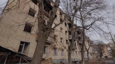 Bu video, Ukrayna, Borodyanka 'da savaştan zarar görmüş bir binayı gösteriyor.