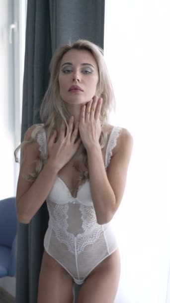 Video Erotik Seksi Çamaşırlı Ağır Çekimde Bir Kadını Gösteriyor — Stok video