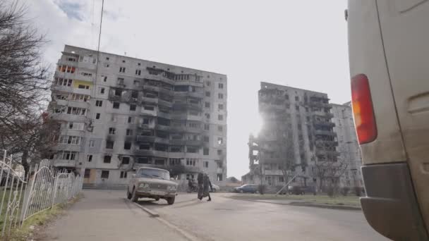비디오는 전쟁으로 파괴된 우크라이나 산카의 건물을 보여준다 — 비디오