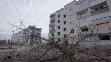 Bu video, Ukrayna, Borodyanka 'da savaştan zarar görmüş bir binayı gösteriyor.