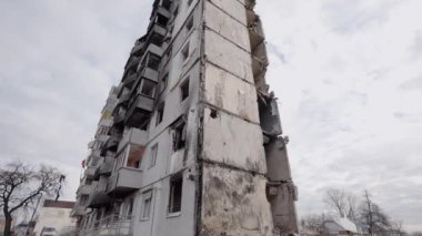 Bu video, Ukrayna, Borodyanka 'da savaştan zarar görmüş bir binayı gösteriyor.