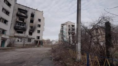 Bu video, Ukrayna, Borodyanka 'da savaştan zarar görmüş bir binayı gösteriyor.