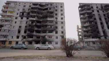 Bu video, Ukrayna, Borodyanka 'da savaştan zarar görmüş bir binayı gösteriyor.