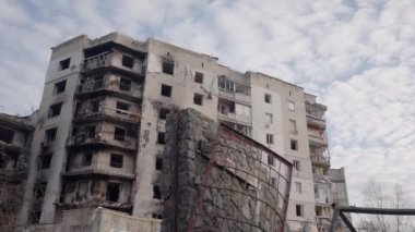 Bu video, Ukrayna, Borodyanka 'da savaştan zarar görmüş bir binayı gösteriyor.