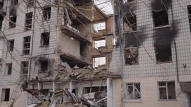 Bu video, Ukrayna, Borodyanka 'da savaştan zarar görmüş bir binayı gösteriyor.