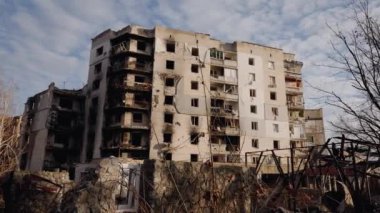 Bu video, Ukrayna, Borodyanka 'da savaştan zarar görmüş bir binayı gösteriyor.